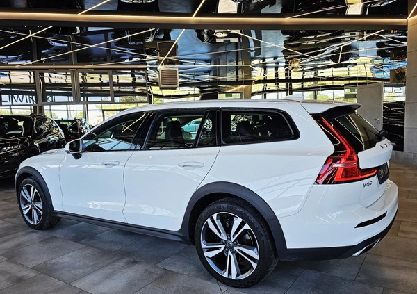 Volvo V60 Cross Country cena 105900 przebieg: 136000, rok produkcji 2019 z Ostrołęka małe 667